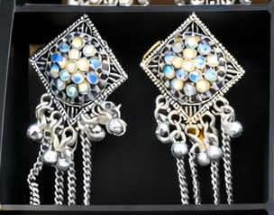 Metal Ear Ring With Beautiful Stone